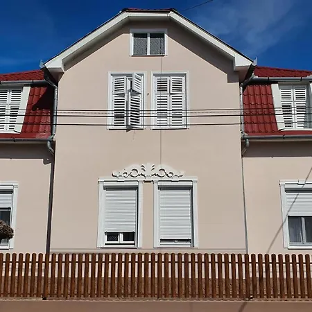 Napsugár Apartman *