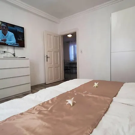 Napsugár Apartman *
